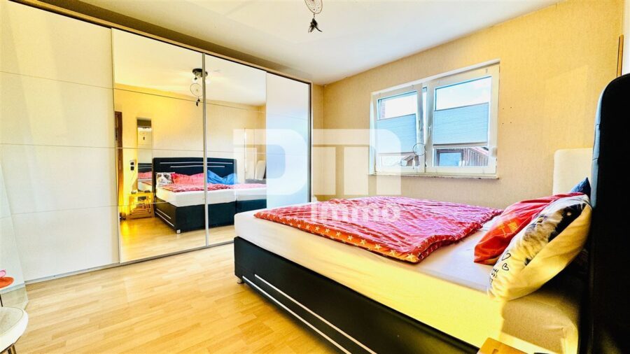 Umfangreich saniertes Zwei- bis Dreifamilienhaus mit Doppelgarage + Carport in idyllischer Lage - OG Schlafzimmer WE2